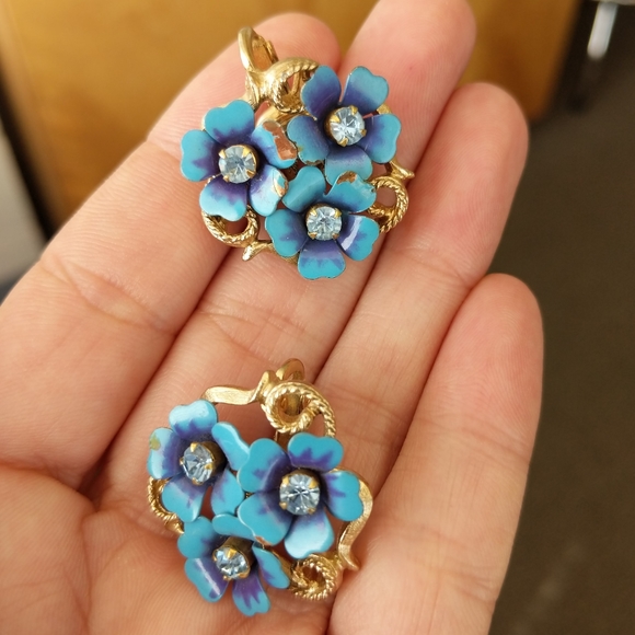 VTG. Avon Blue, Purple & Gold Tone & Blue RhinestoneFlower Clip On Earrings - Picture 9 of 13